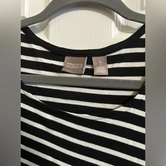 Chico's Bi-color Black/White Rib Stripe Asymmetrical Tunic Size 1 M/8 EUC - Picture 2 of 4